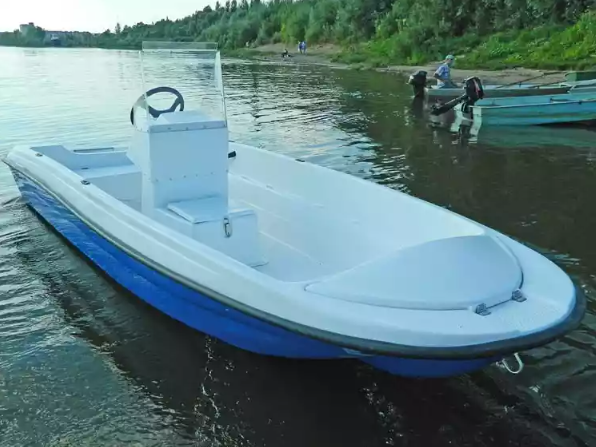 Стеклопластиковая лодка Пингвин с консолью (тримаран) в Калуге