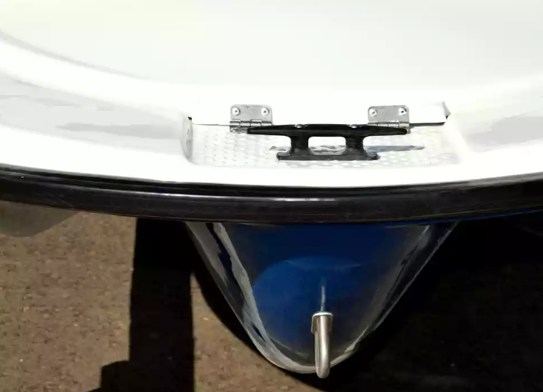 Стеклопластиковая лодка Пингвин с консолью (тримаран) в Калуге