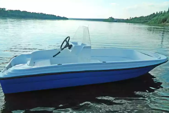 Стеклопластиковая лодка Пингвин с консолью (тримаран) в Калуге
