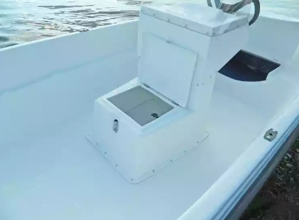 Стеклопластиковая лодка Пингвин с консолью (тримаран) в Калуге