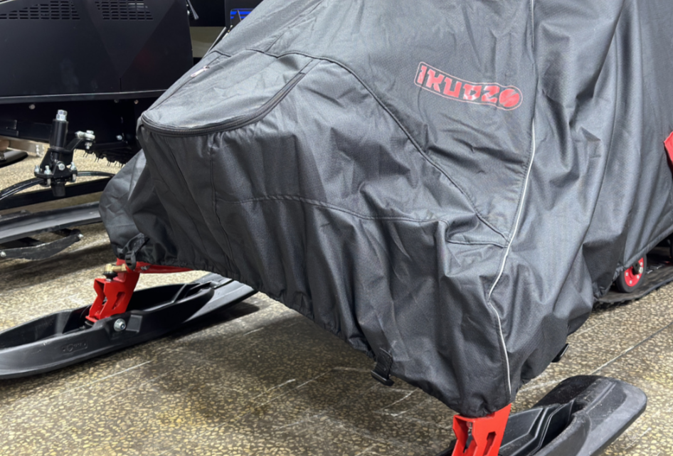 Чехол транспорт. снегохода IKUDZO HUNTER черно-красный Оксфорд ПРЕМИУМ качества с лого IKUDZO в Калуге