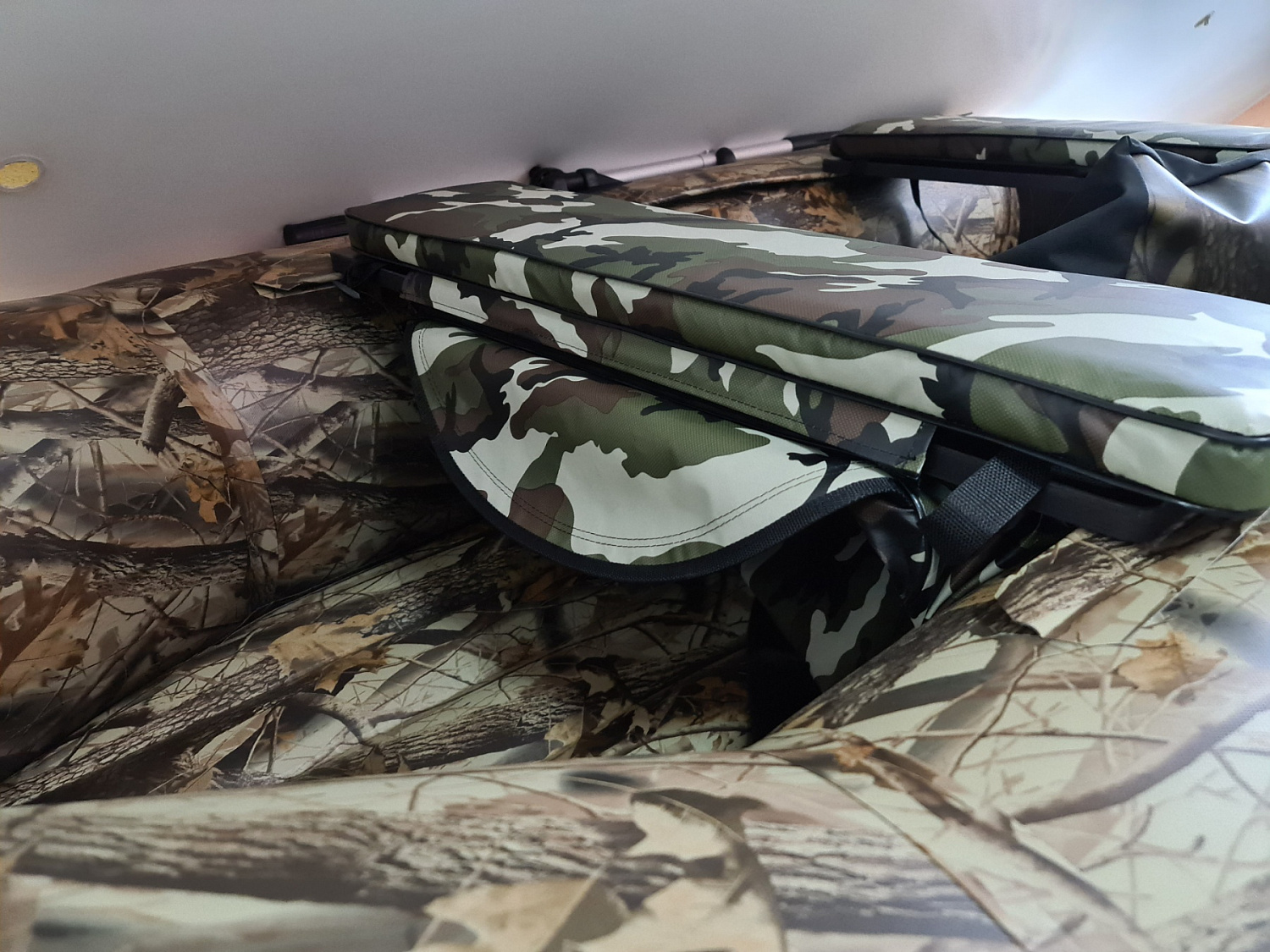 КОМПЛЕКТ МЯГКИХ НАКЛАДОК С СУМКОЙ ДЛЯ ЛОДОК 105Х20 КАМУФЛЯЖ в Калуге